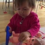 笑える動画 ２歳児 ノコギリでメルちゃんの足を切断！？
