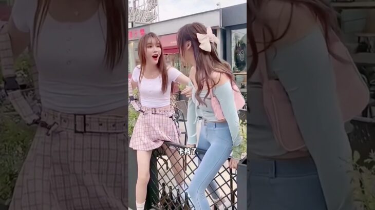 爆笑地球：美女跨栏杆被卡裆，看她的表情我就知道肯定有事！ #funny #funnyvideo #搞笑